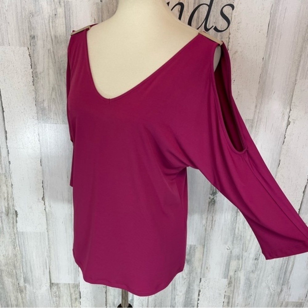 Carmen Raspberry Purple V Neck Cold Shoulder Hardware Shirt Top Blouse Sz M